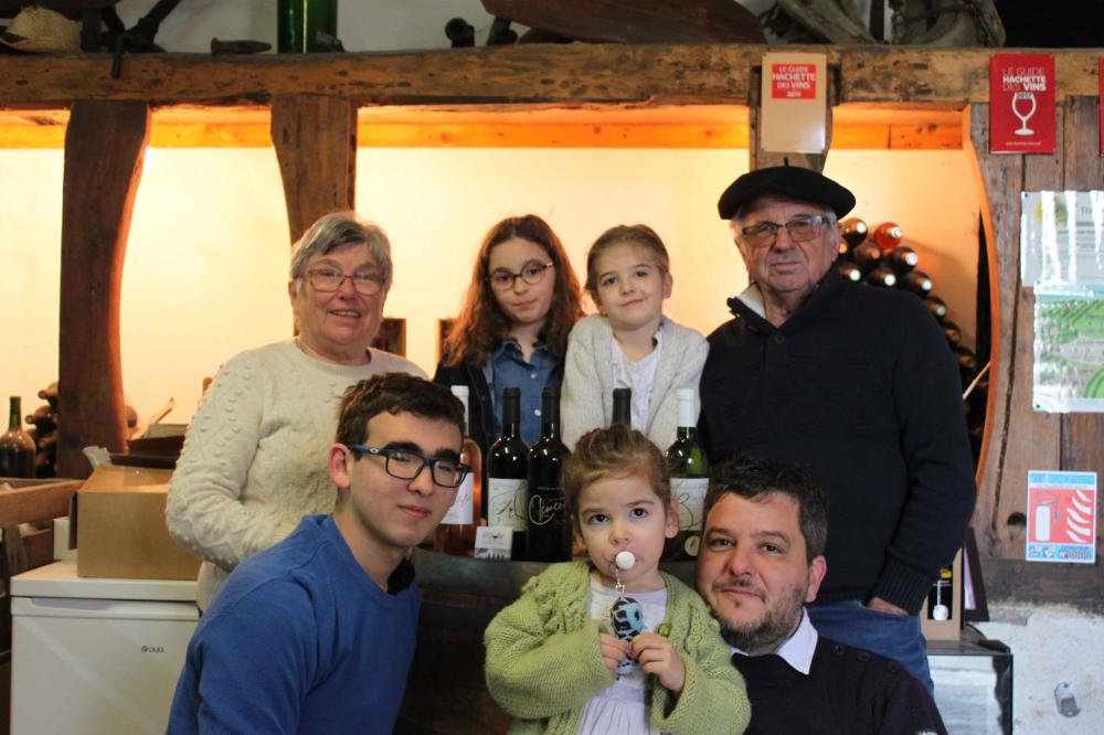 famille de vignoble dans une cave a vin