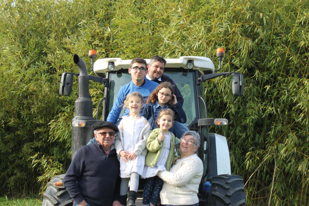 photo de famille sur un tracteur